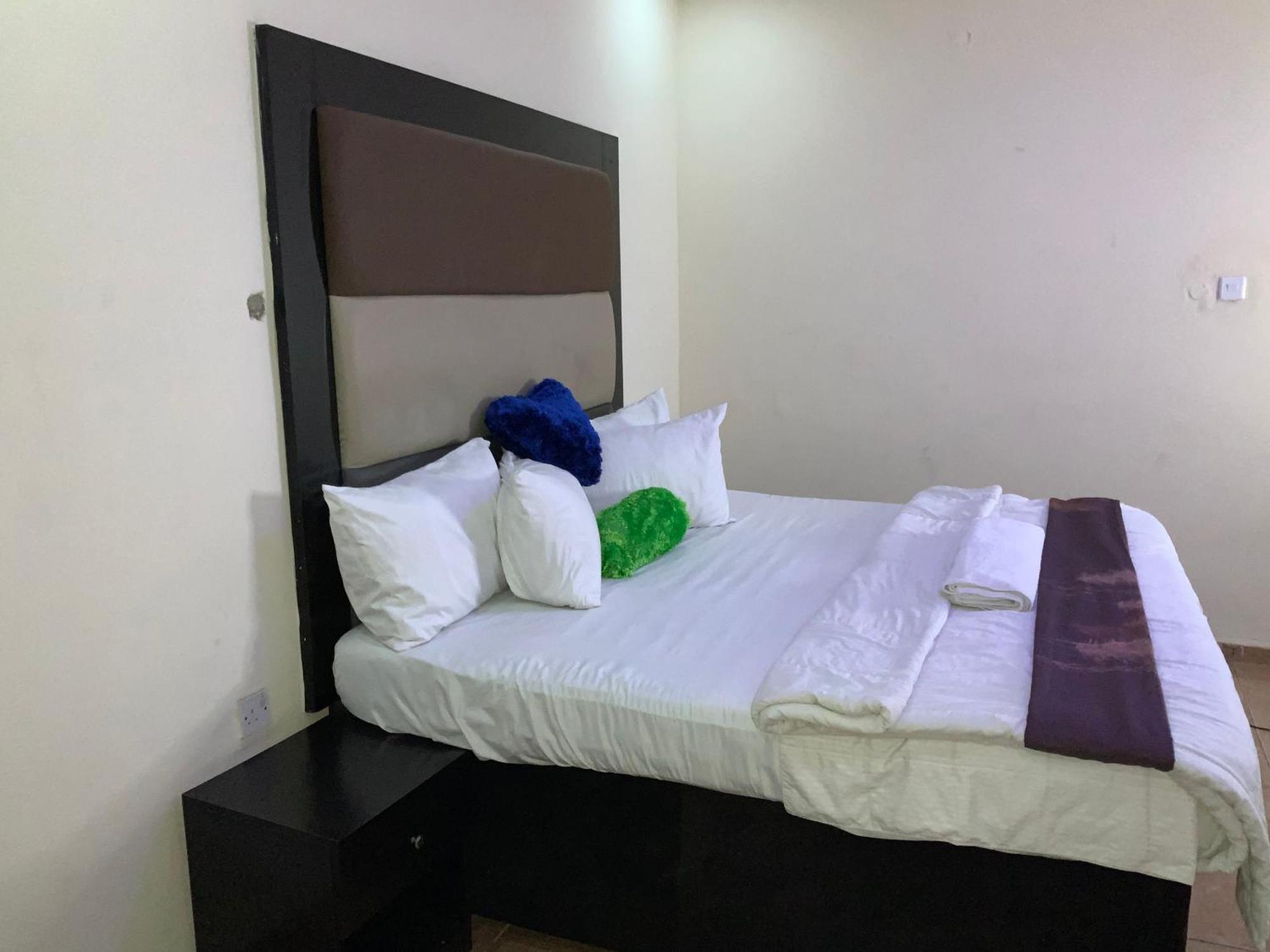 Senators Suites And Towers Hotel Omole 外观 照片