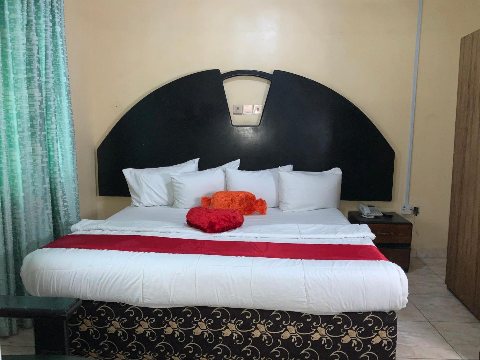 Senators Suites And Towers Hotel Omole 外观 照片