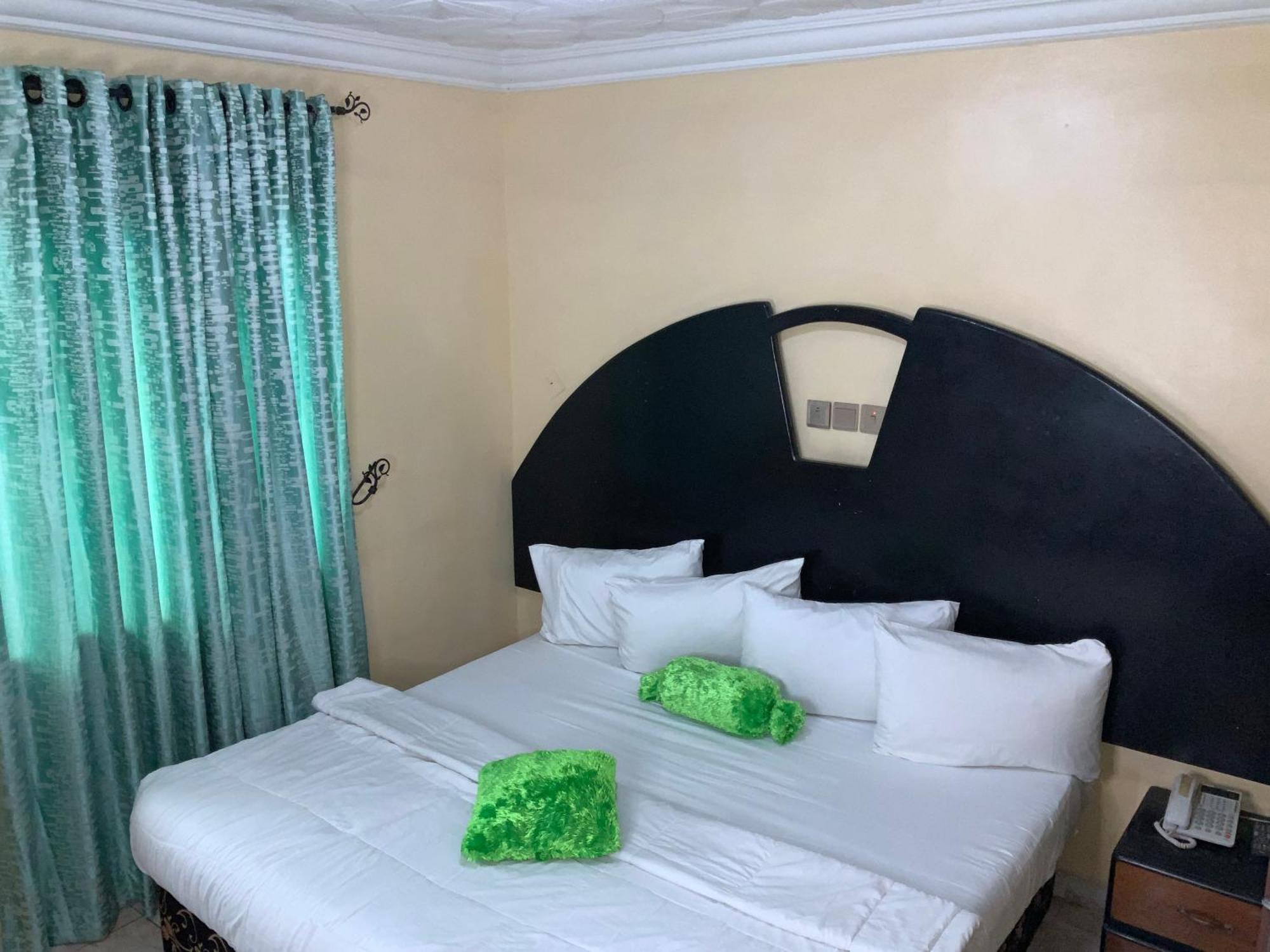 Senators Suites And Towers Hotel Omole 外观 照片