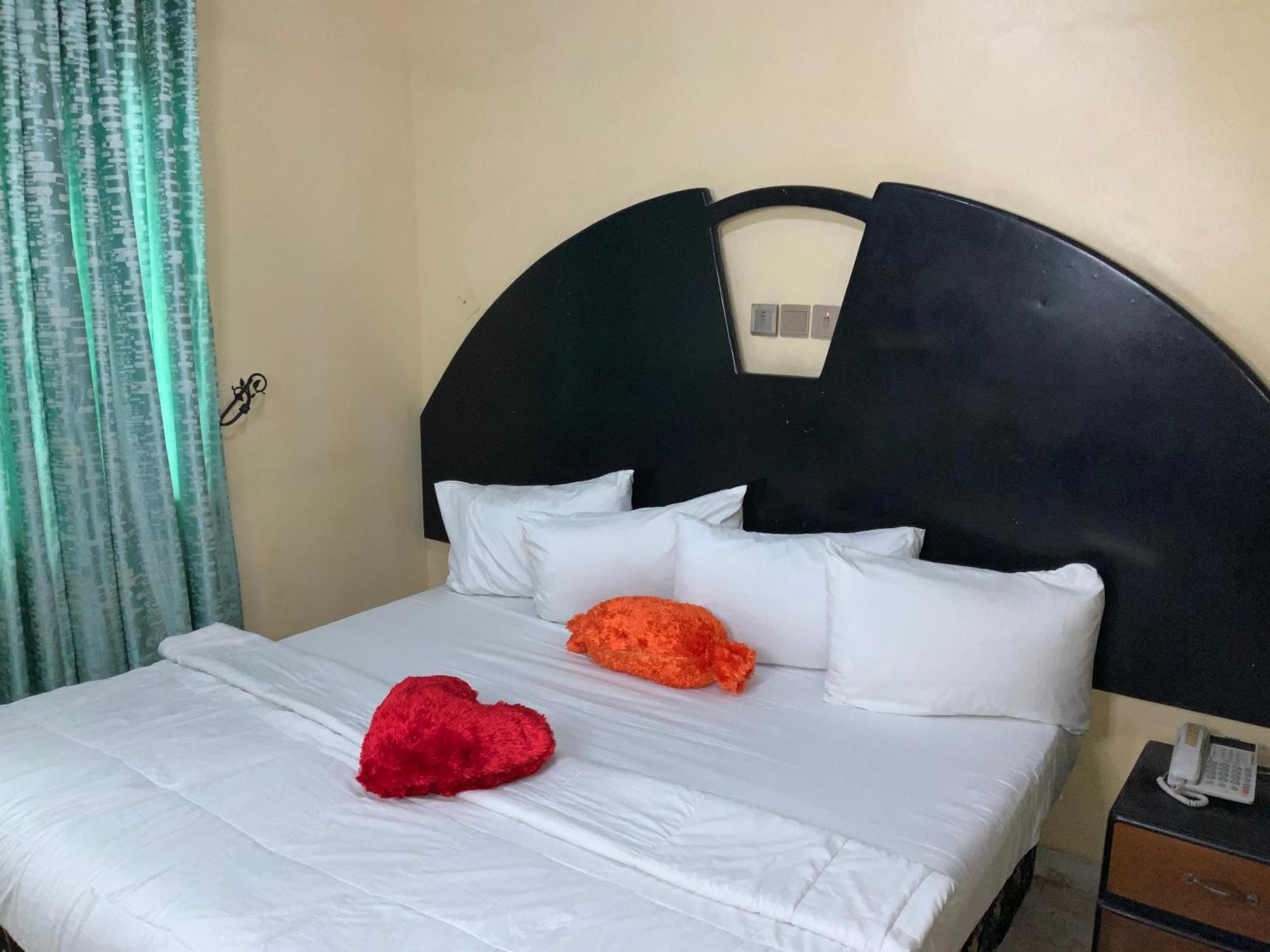 Senators Suites And Towers Hotel Omole 外观 照片