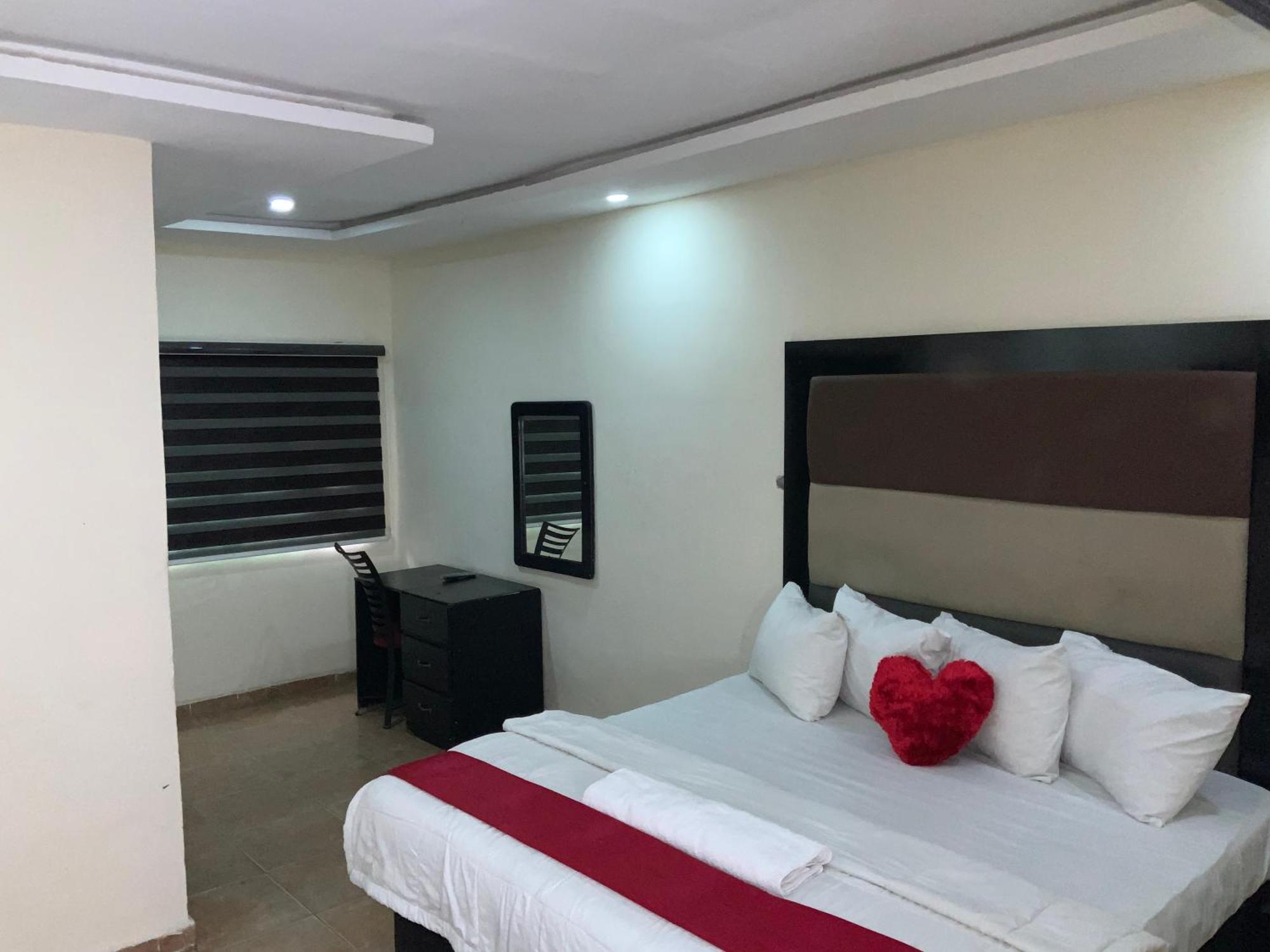 Senators Suites And Towers Hotel Omole 外观 照片