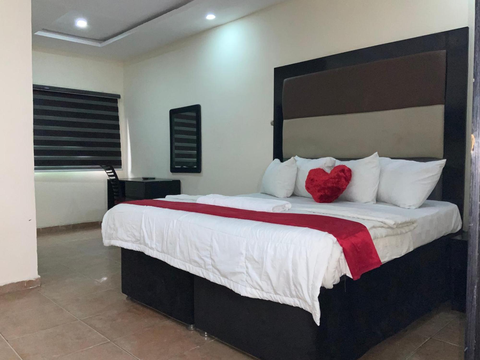 Senators Suites And Towers Hotel Omole 外观 照片